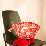 Grande trousse froufrou Antioche Tomato posée sur une chaise verte, avec des ballerines