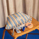 Grande trousse froufrou Pacha Bleu ciel posée sur un escabeau en bois, avec un miroir