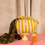 Grande trousse froufrou Pacha Passion sur fond rose, avec un foulard kaki
