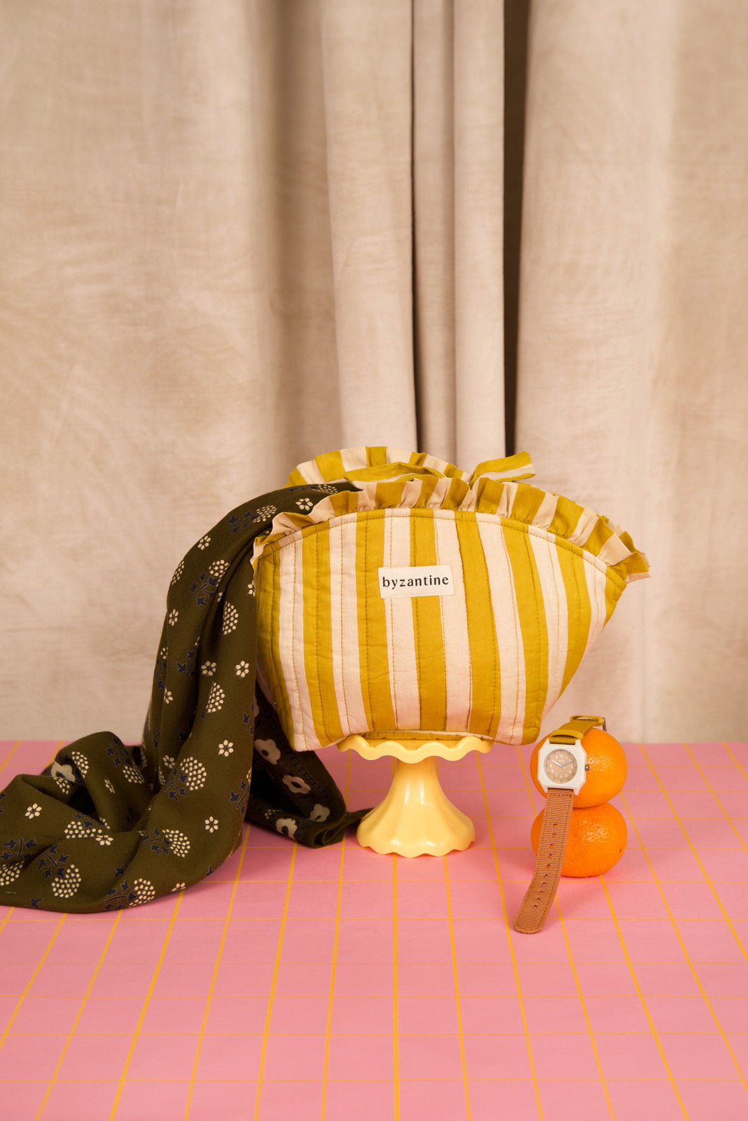 Grande trousse froufrou Pacha Passion sur fond rose, avec un foulard kaki