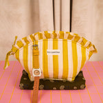 Gros plan sur la grande trousse froufrou Pacha Passion, rayures jaune moutarde