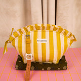 Gros plan sur la grande trousse froufrou Pacha Passion, rayures jaune moutarde