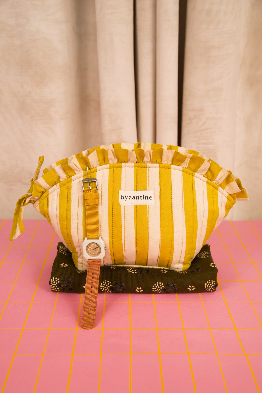 Gros plan sur la grande trousse froufrou Pacha Passion, rayures jaune moutarde