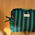 Grande trousse à volants Pacha Menthe posée sur un tabouret en bois