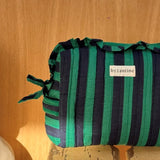 Grande trousse à volants Pacha Menthe posée sur un tabouret en bois