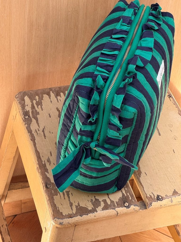 Grande trousse à volants Pacha Menthe vue de dessus, rayures vert et bleu nuit