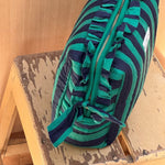 Grande trousse à volants Pacha Menthe vue de dessus, rayures vert et bleu nuit