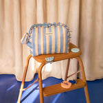 Grande trousse à volants Pacha Bleu ciel de Byzantine, sur un escabeau en bois