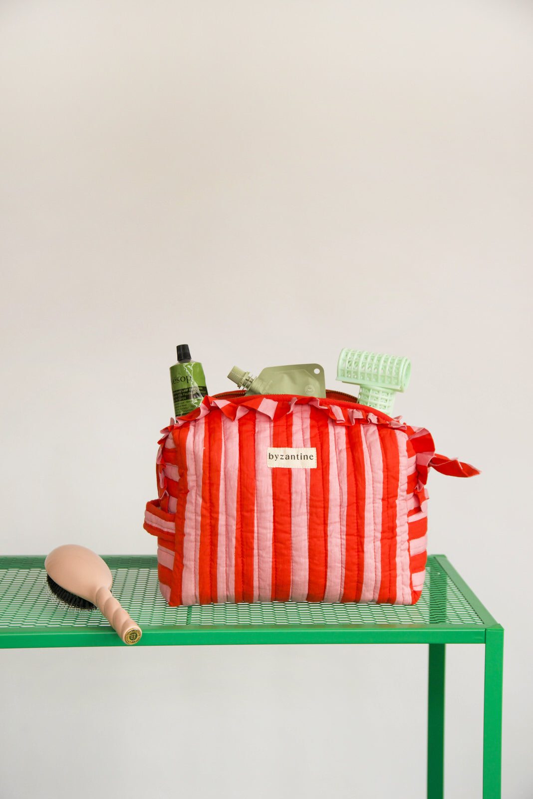 Grande trousse à volants Pacha Tomato, rayures rouge et rose, avec brosse et flacons