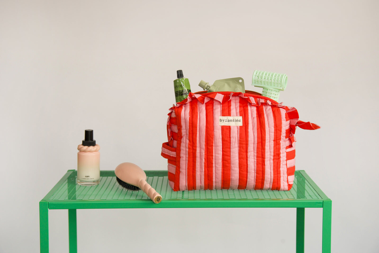 Grande trousse à volants Pacha Tomato posée sur une table verte