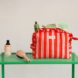 Grande trousse à volants Pacha Tomato posée sur une table verte