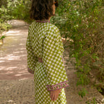 Kimono Chess Game Vert de byzantine à damier vert, porté de dos dans un jardin