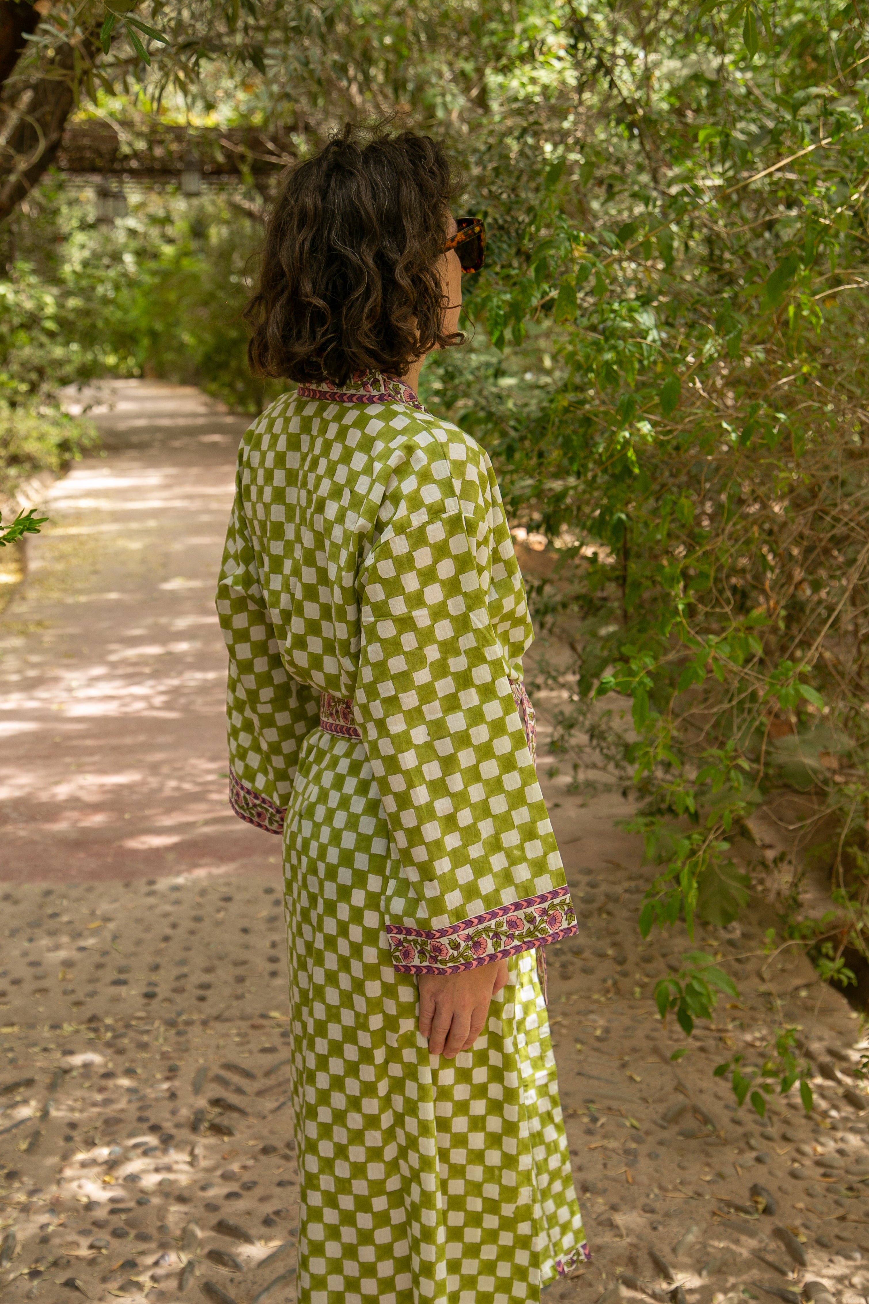 Kimono Chess Game Vert de byzantine à damier vert, porté de dos dans un jardin