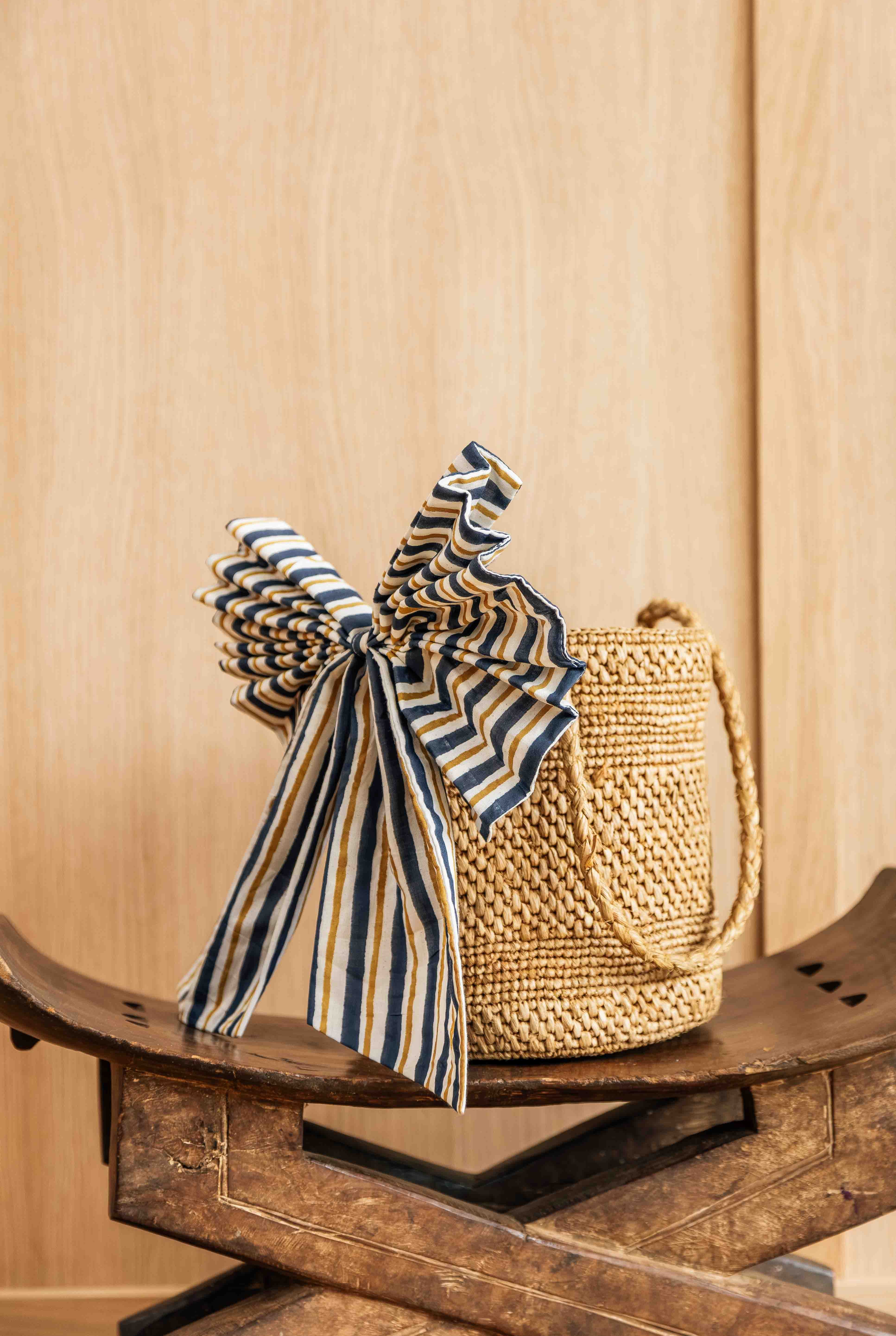 Très grand noeud de cheveux rayé écru et bleu de byzantine