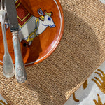 Nappe indienne Fauve Écru sous une assiette et un set en paille