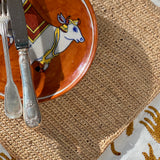 Nappe indienne Fauve Écru sous une assiette et un set en paille