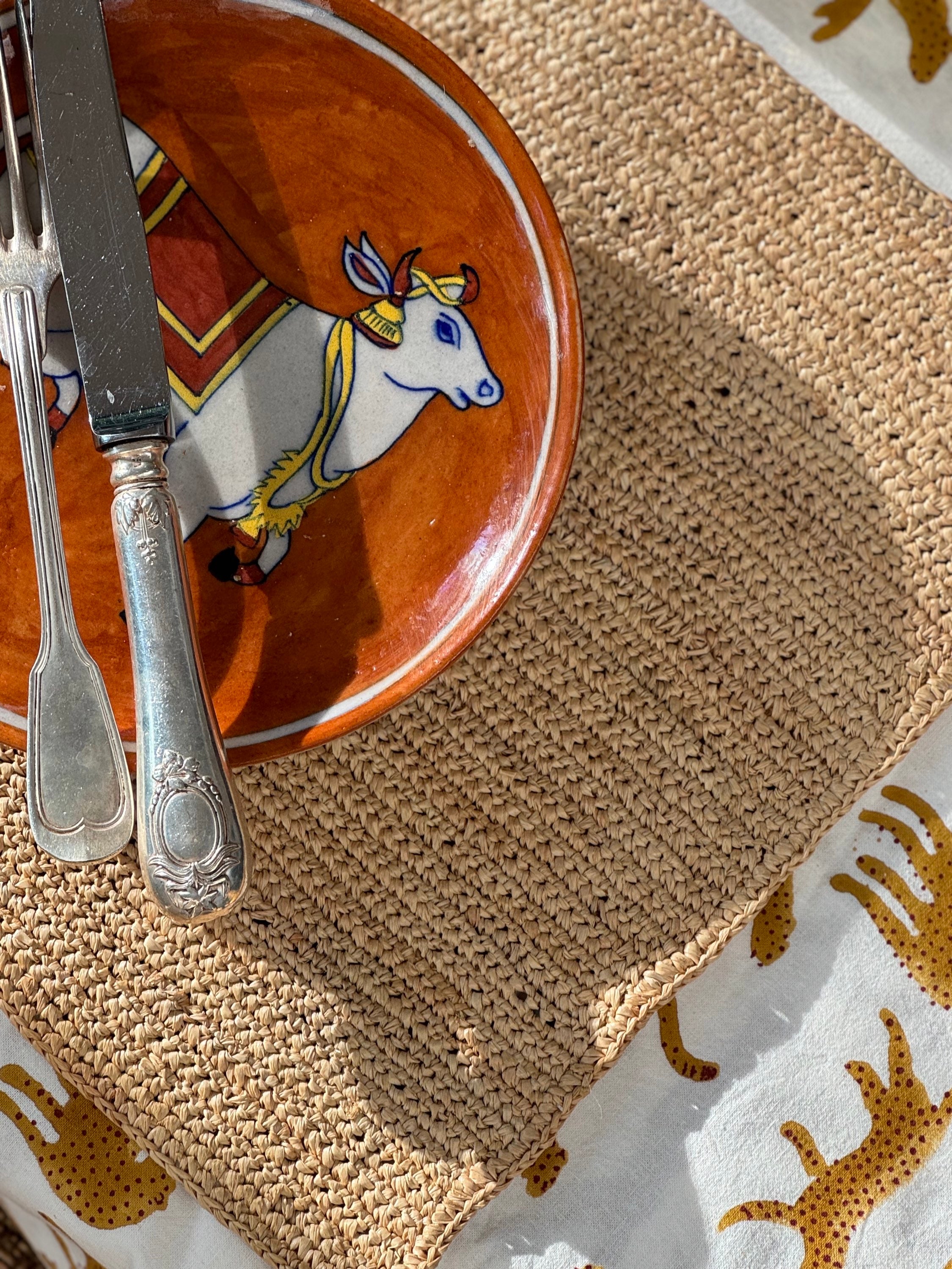 Nappe indienne Fauve Écru sous une assiette et un set en paille