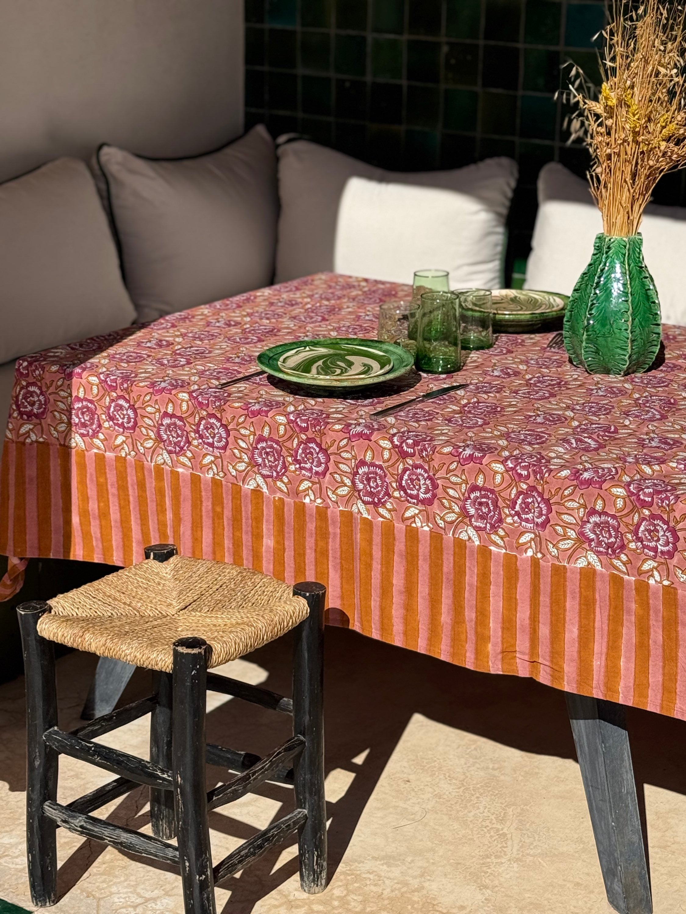 Nappe indienne fleurie N°113 Vieux rose de byzantine sur une table dressée
