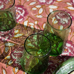 Verres verts sur la nappe fleurie N°113 Vieux rose