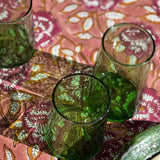 Verres verts sur la nappe fleurie N°113 Vieux rose