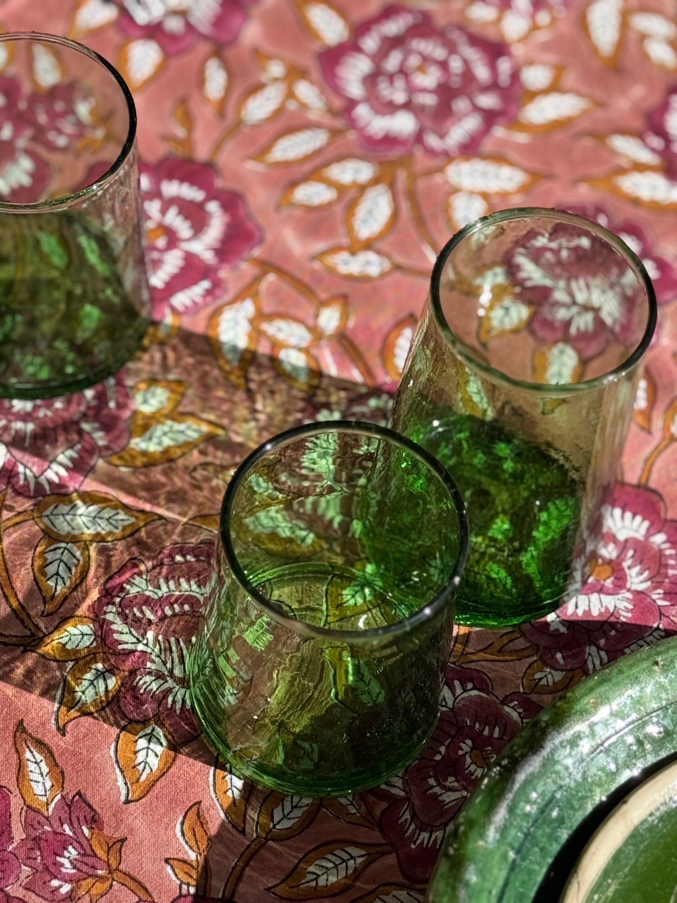 Verres verts sur la nappe fleurie N°113 Vieux rose