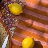 Citrons posés sur la bordure rayée de la nappe N°113 Vieux rose