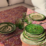 Nappe N°113 Vieux rose dressée avec des assiettes vertes
