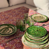 Nappe N°113 Vieux rose dressée avec des assiettes vertes