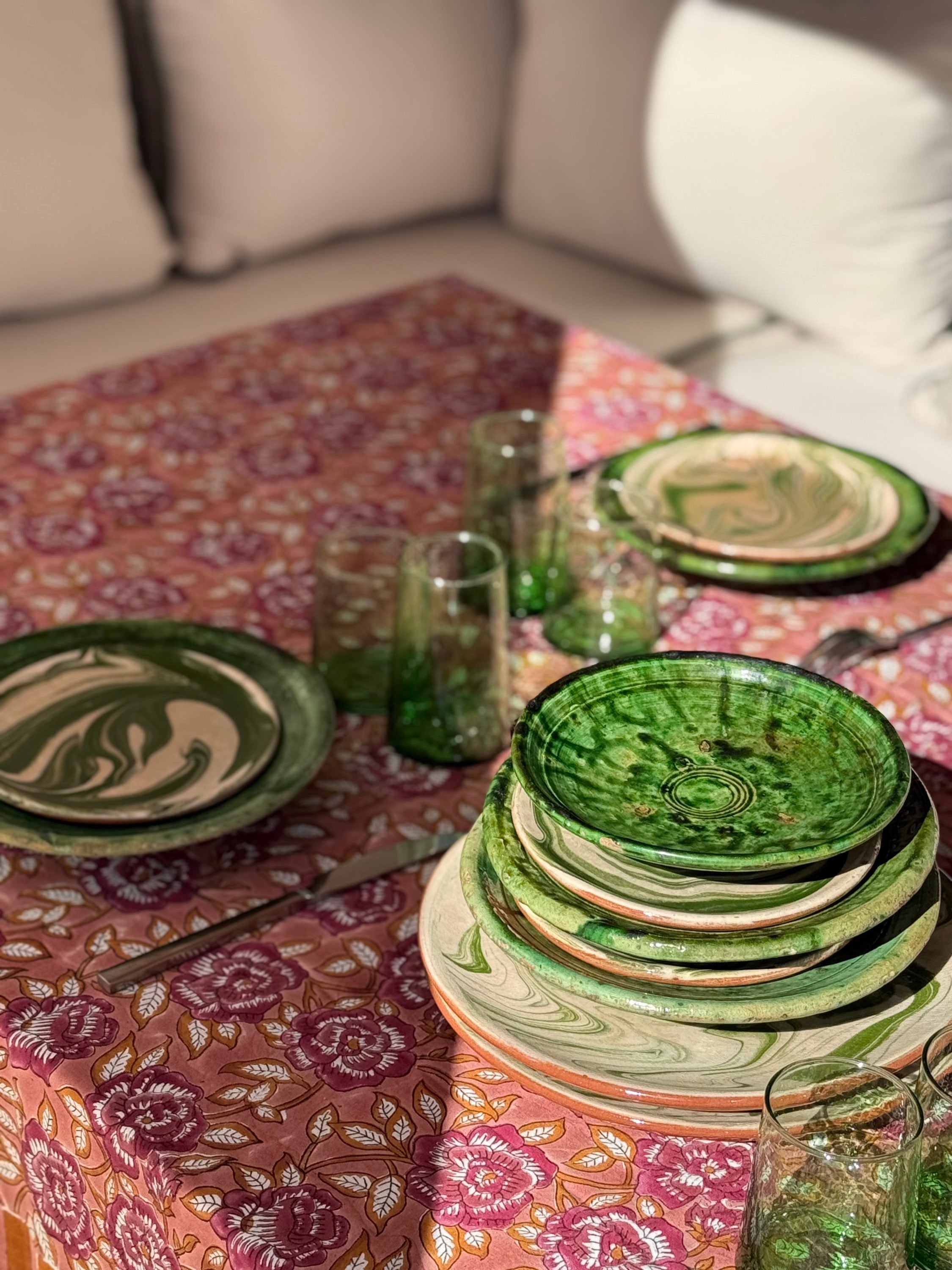 Nappe N°113 Vieux rose dressée avec des assiettes vertes