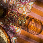 Gros plan sur le motif floral de la nappe N°113 Vieux rose