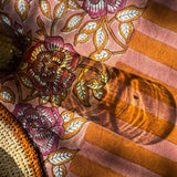 Gros plan sur le motif floral de la nappe N°113 Vieux rose