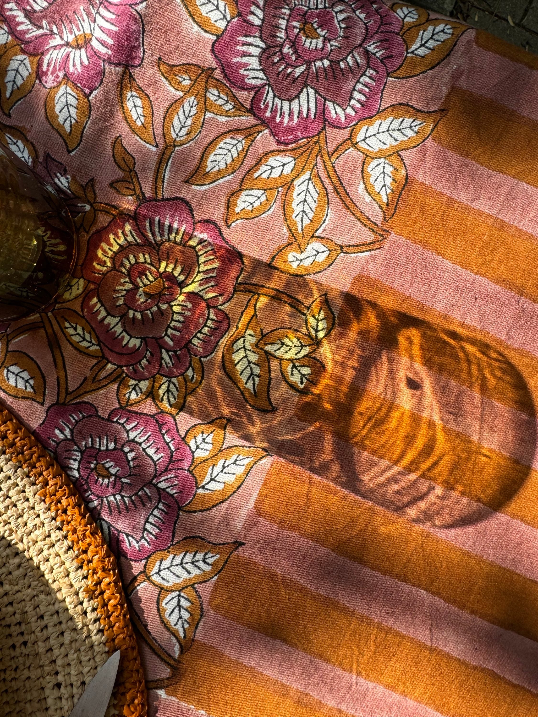 Gros plan sur le motif floral de la nappe N°113 Vieux rose