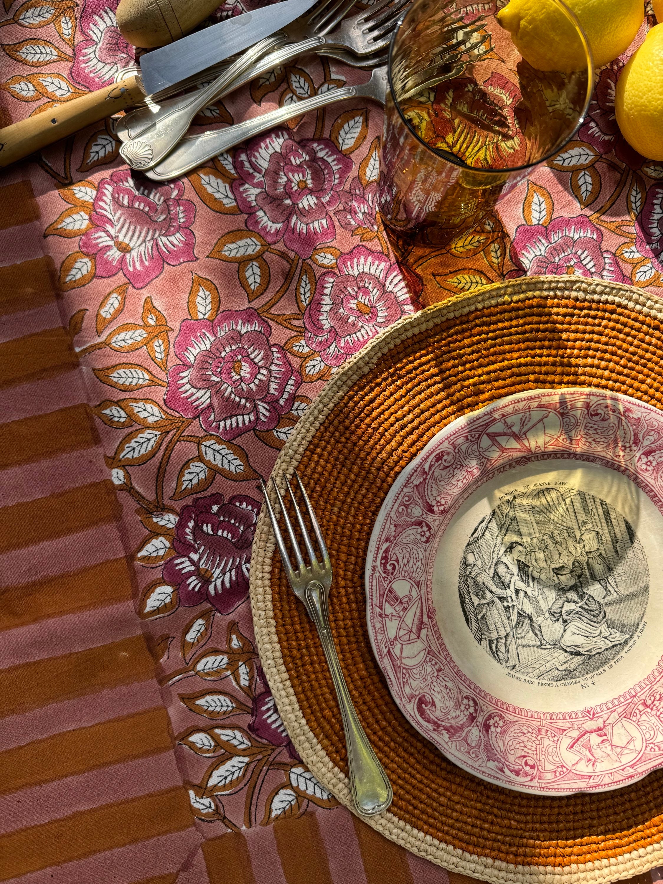 Nappe N°113 Vieux rose avec assiette et set de table en paille