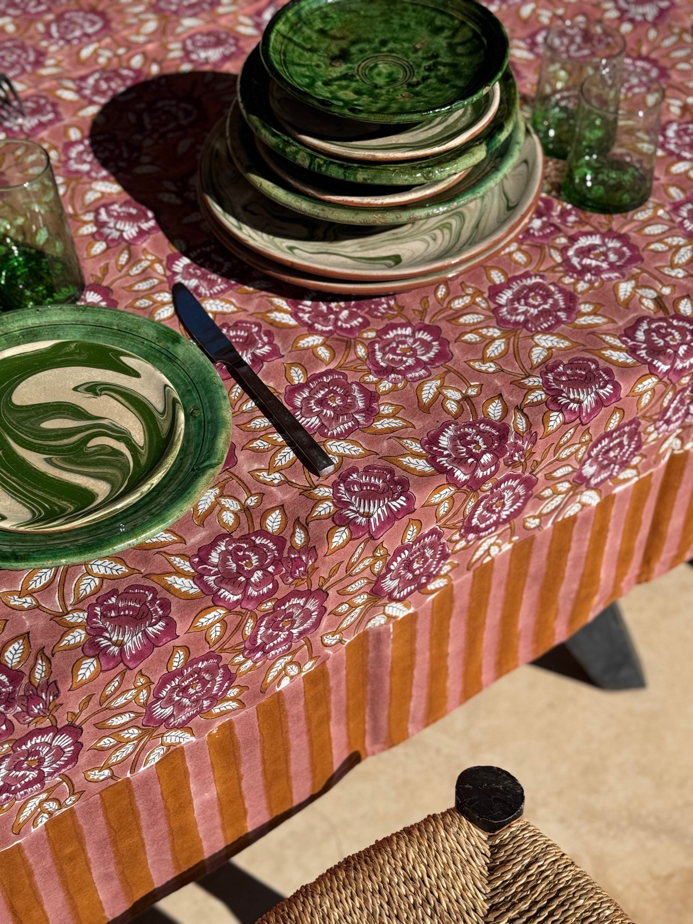 Nappe N°113 Vieux rose de byzantine avec vaisselle verte