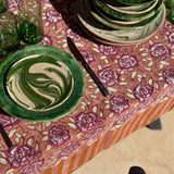 Vaisselle verte posée sur la nappe N°113 Vieux rose