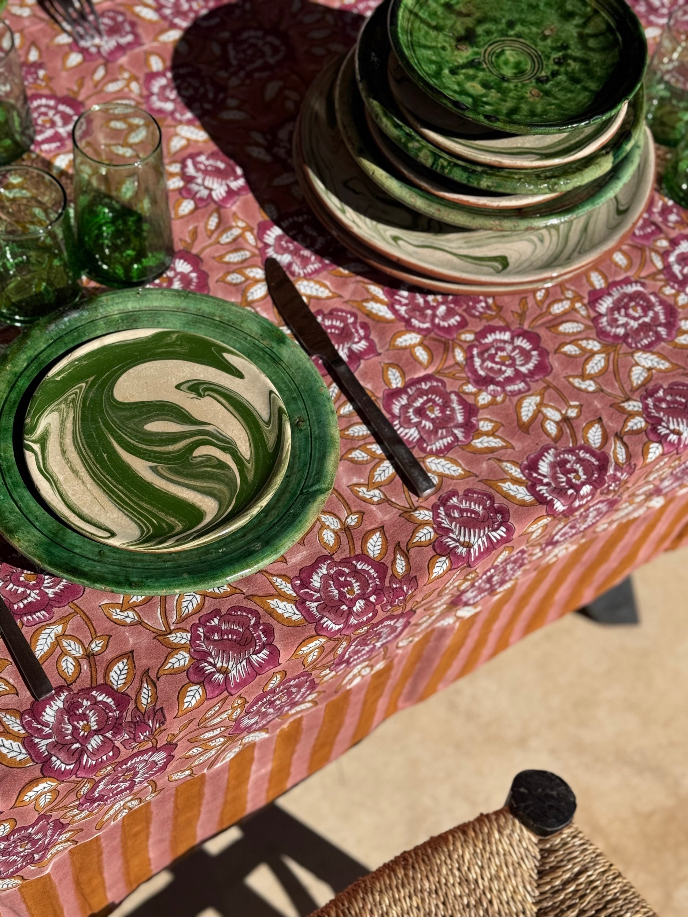 Vaisselle verte posée sur la nappe N°113 Vieux rose