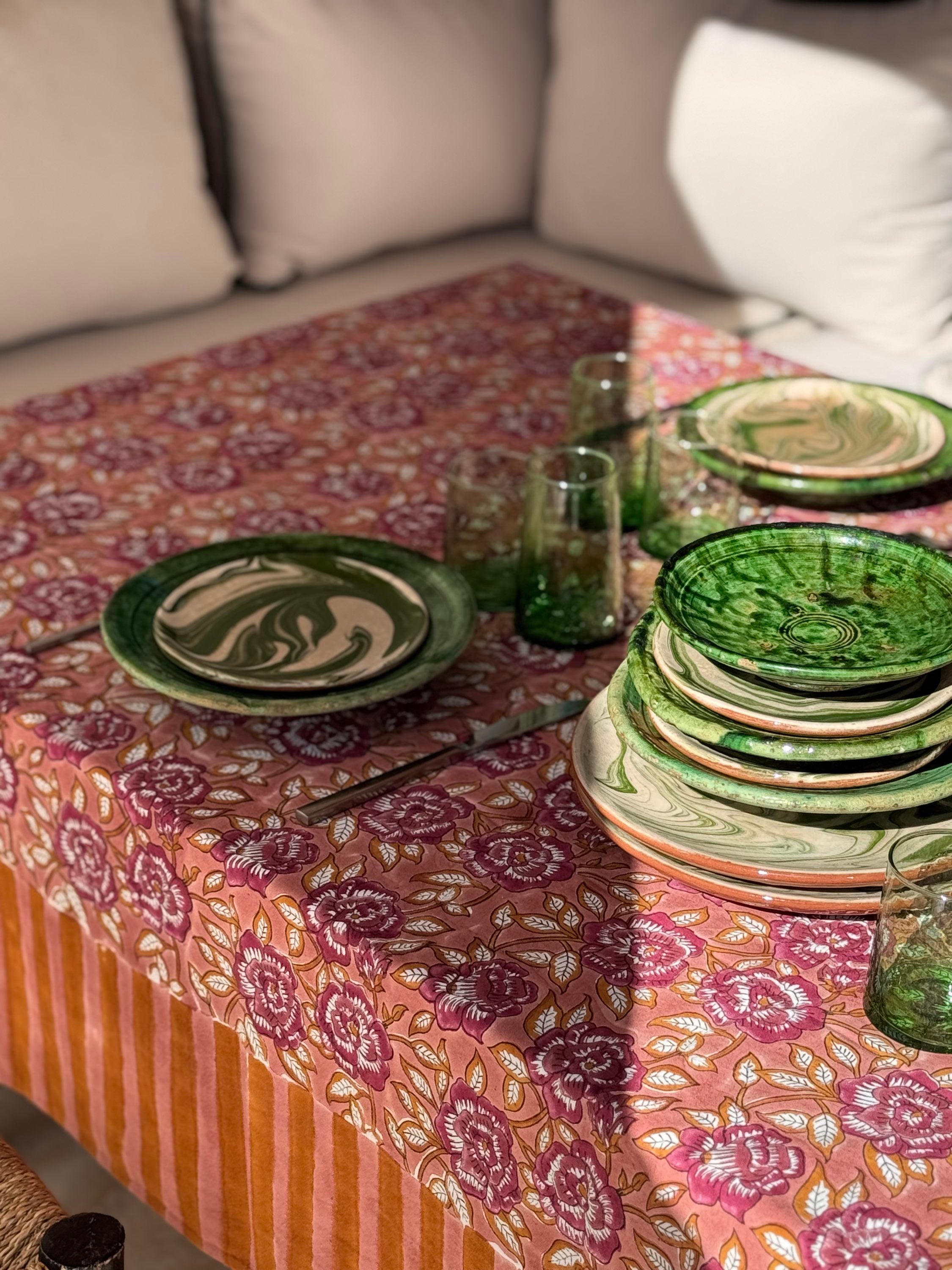 Table dressée avec la nappe N°113 Vieux rose dans un salon
