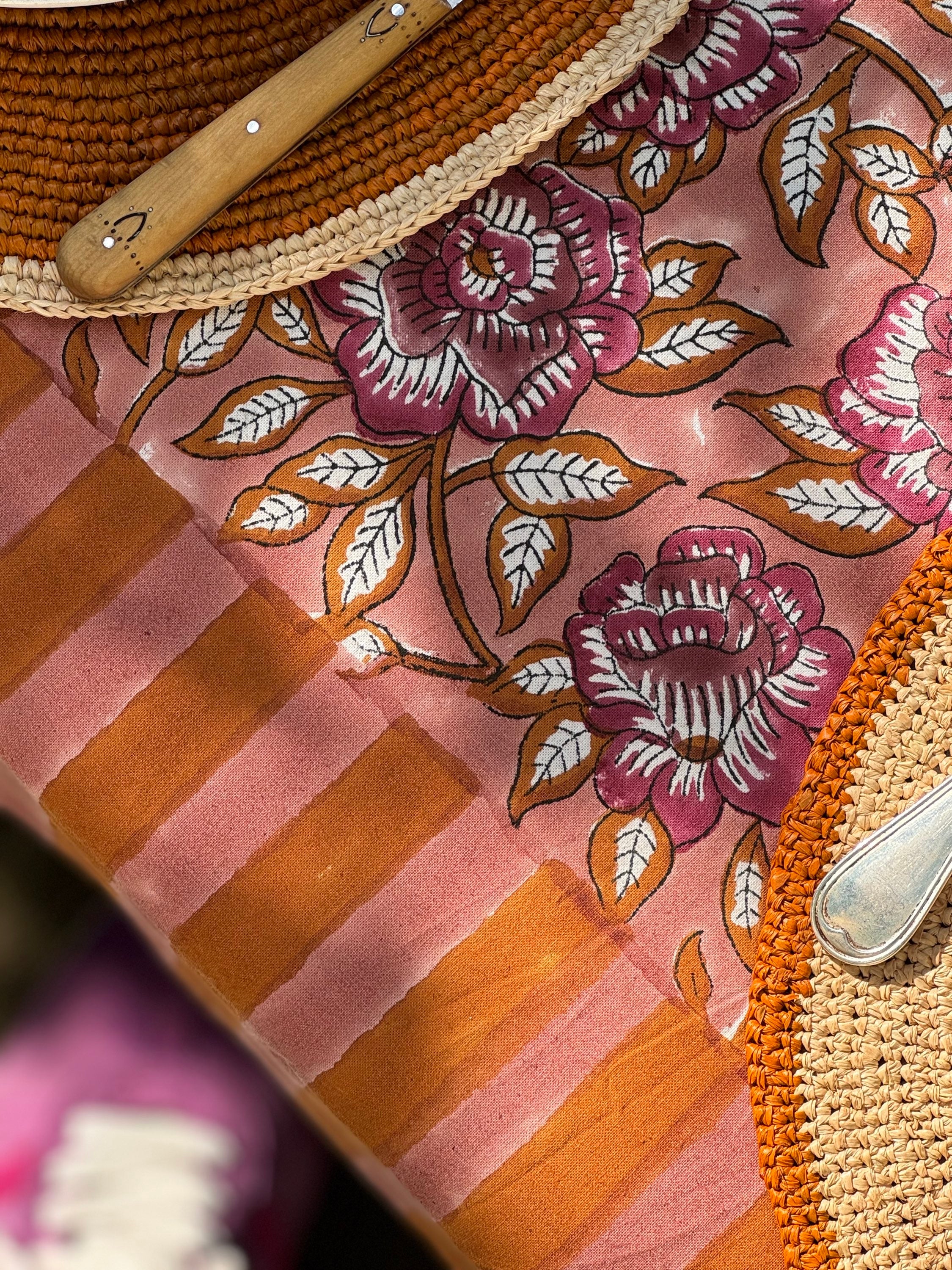 Bordure rayée orange de la nappe N°113 Vieux rose