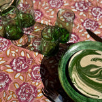 Verres verts posés sur la nappe N°113 Vieux rose