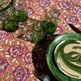 Verres verts posés sur la nappe N°113 Vieux rose