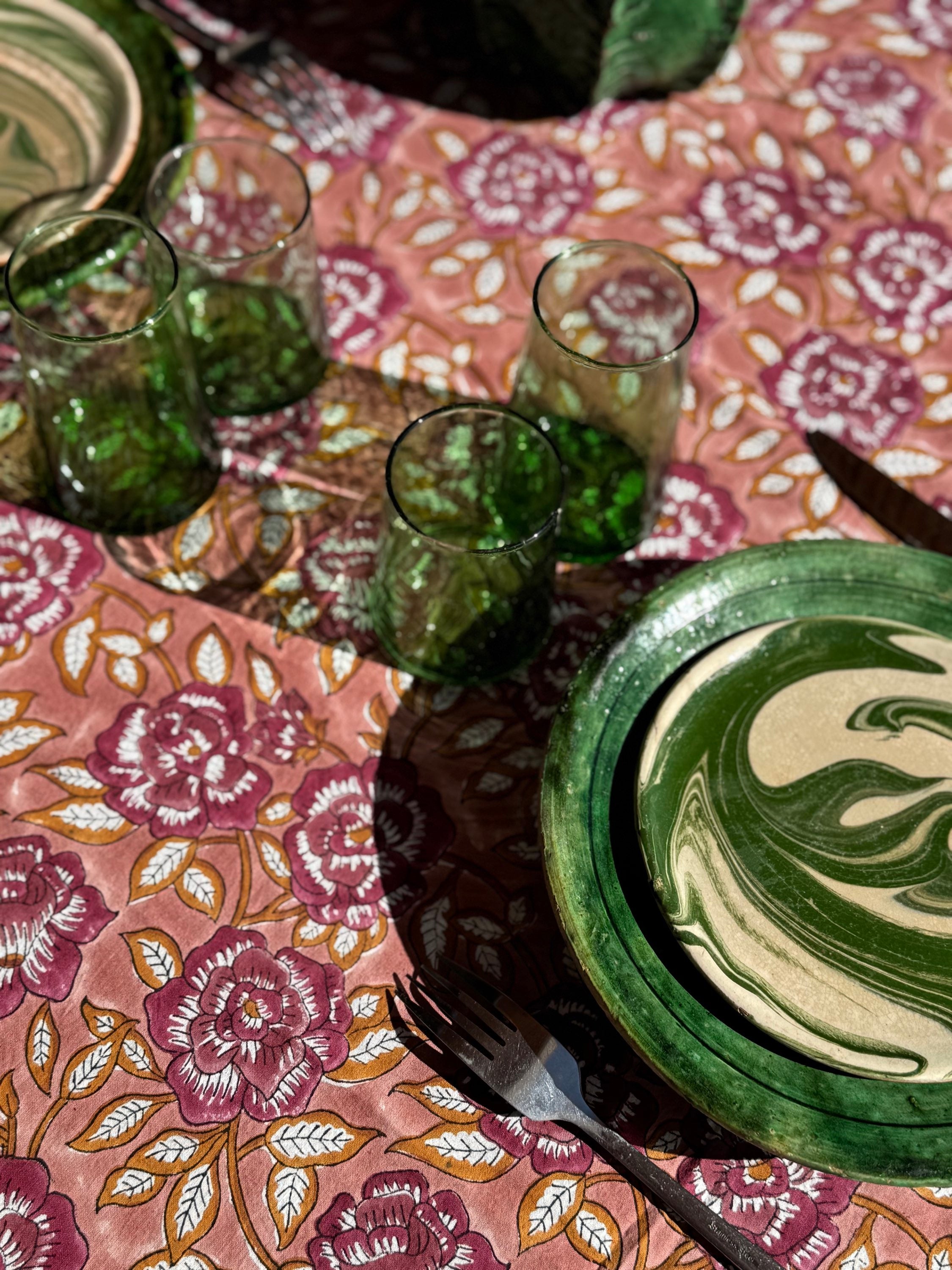 Verres verts posés sur la nappe N°113 Vieux rose