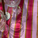 Verres posés sur la nappe rayée Camélia Rose