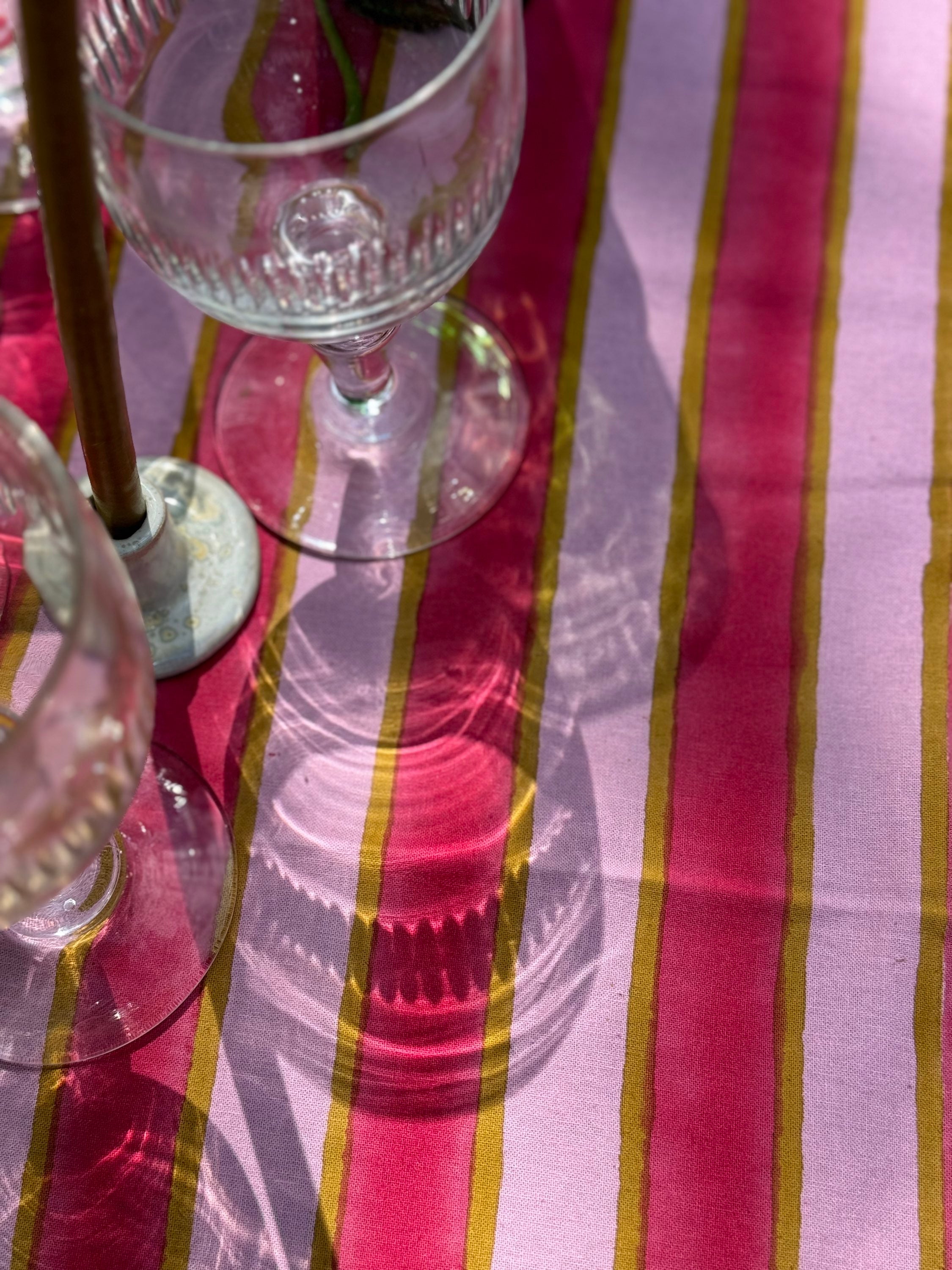 Verres posés sur la nappe rayée Camélia Rose