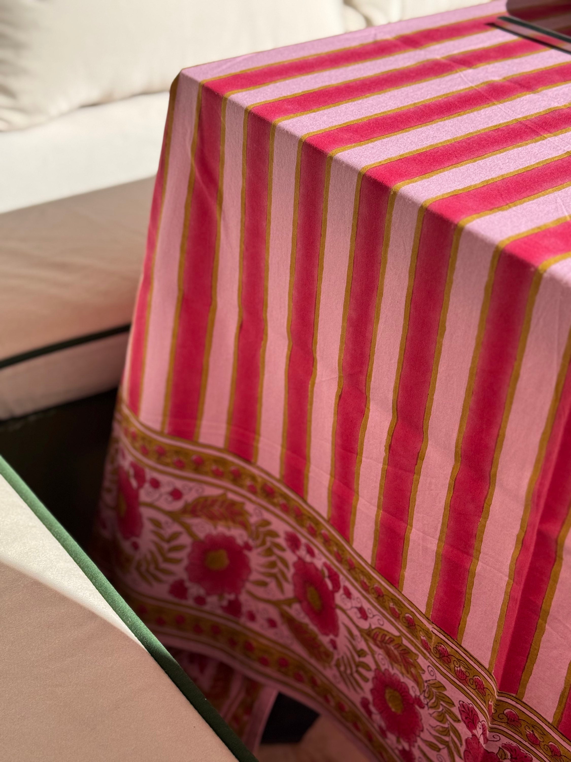 Nappe rayée rose et fleurie byzantine