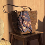 foulard bleu fleuri dépassant d'un sac à main - byzantine