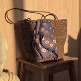 foulard bleu fleuri dépassant d'un sac à main - byzantine