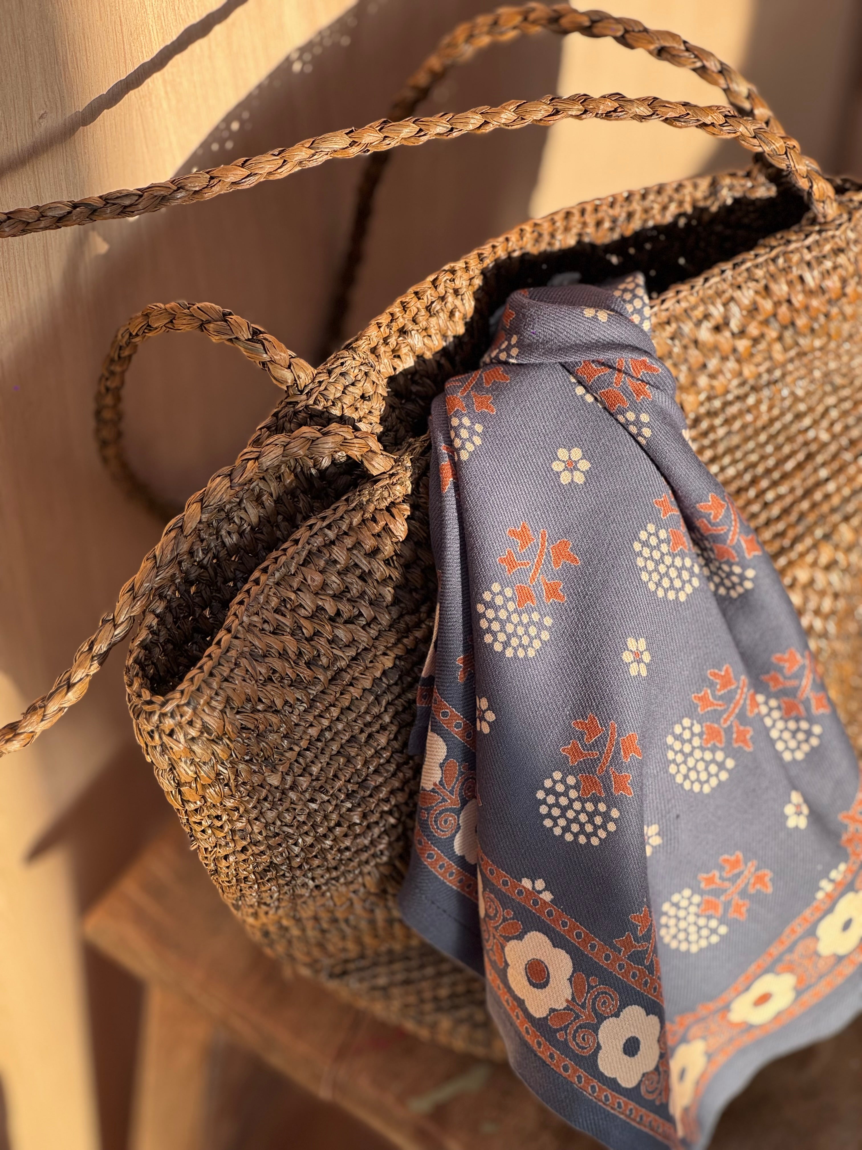 Petit foulard Anastase Bleu marine noué à l'anse d'un panier