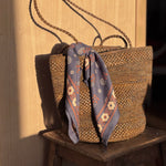 foulard bleu marine noué à un sac à main - byzantine