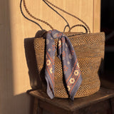 foulard bleu marine noué à un sac à main - byzantine