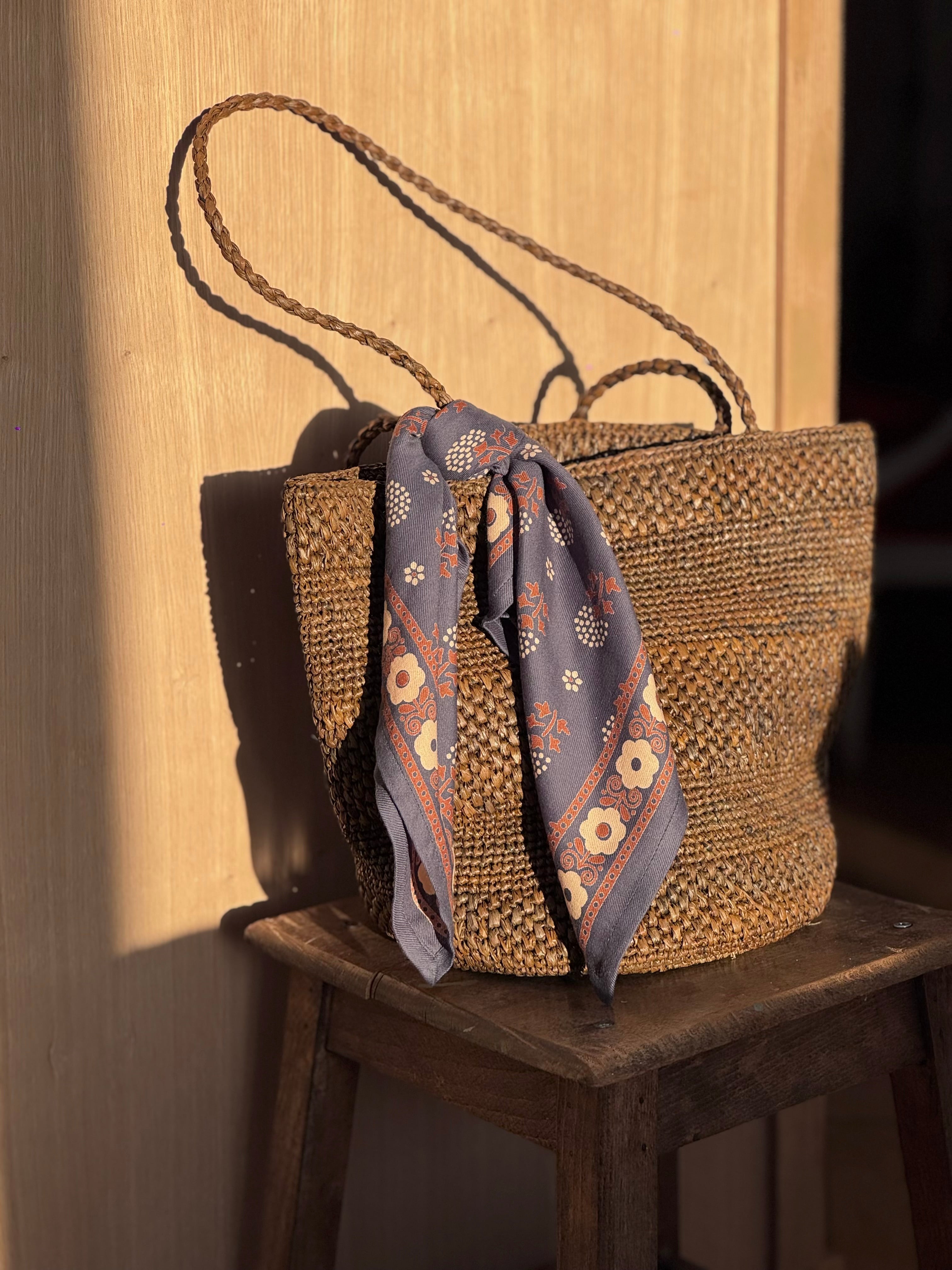 foulard bleu marine noué à un sac à main - byzantine